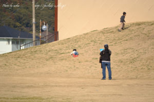 子供に大人気の土手遊び♪