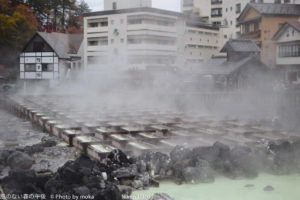 ［6］温泉街の紅葉