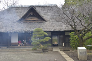 ［6］茅葺屋根の家