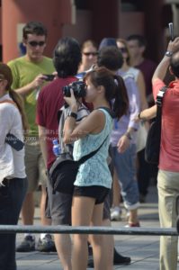 ［6］外国人の記念撮影で賑わう浅草雷門前