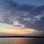 ［6］真夏の港、空が夕焼けで紅く染まるのが美しい