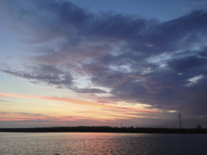 ［6］真夏の港、空が夕焼けで紅く染まるのが美しい