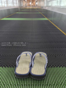 ［6］この草履、、誰かの忘れ物？？