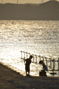 ［6］黄昏に染まる海でそれぞれの時間を過ごす