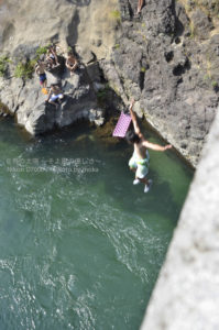 ［6］橋からの飛び込み。不慣れな方の無謀な飛び込みはやめて！！