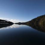 ［6］奥日光湯ノ湖の湖面に映される紅葉と青空
