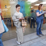 ［6］銀座の和服貴婦人とAppleスマートフォン