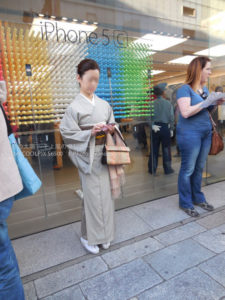 ［6］銀座の和服貴婦人とAppleスマートフォン