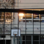 ［6］小学校の学び舎に映り込む朝日の光