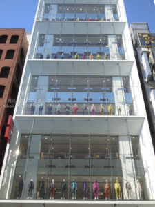 ［6］銀座ユニクロで、グルグル回るマネキンとダウンジャケット