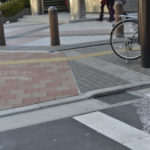 ［6］歩道に置かれた自転車。。