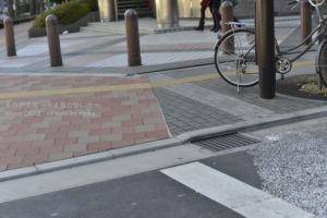 ［6］歩道に置かれた自転車。。
