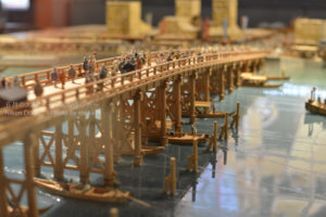 ［6］隅田川にかかる両国橋で見る花火