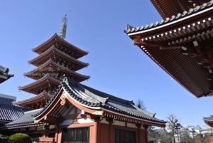 ［6］青空の元、朱色が美しい浅草寺