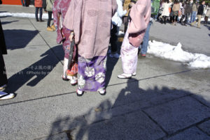 ［6］沢山の人々が行き交う、浅草寺の仲見世通り