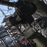 ［6］狛犬が見つめる先には浅草寺の五重塔が。。