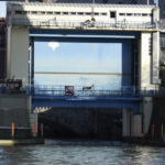 ［6］隅田川の流れを見守る水門と、見下ろすスカイツリー