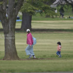 ［6］芝生の上でママと追いかけっこ！　~ ママ待ってっ！！～