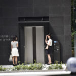 ［6］エレベータの扉の前で、