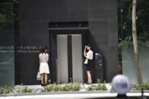 ［6］エレベータの扉の前で、