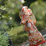 ［6］鮮やかな着物が庭園に映える