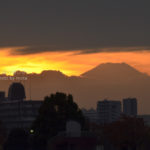 ［6］遠いけど大きく見える富士山のシルエット
