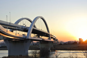 ［6］冬の夕日に照らされた首都高速道路
