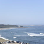 ［6］夏を感じさせる日差しと白い波