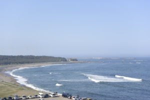 ［6］夏を感じさせる日差しと白い波