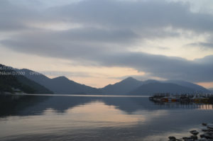 ［6］中禅寺湖でむかえる昼と夜の狭間
