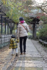 ［6］ママの手を引かれて、公園探し