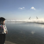 ［6］秋の日差しを全身で浴びる園児