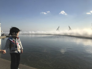 ［6］秋の日差しを全身で浴びる園児