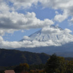 ［6］雲の隙間から顔を出した富士山！