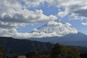 ［6］雲の隙間から顔を出した富士山！