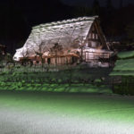 ［6］雪に包まれた茅葺屋根の一軒家