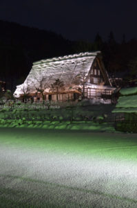 ［6］雪に包まれた茅葺屋根の一軒家