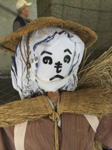 ［６］公園で見かけた、昔ながらのカカシの姿