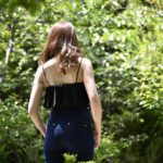 ［６］新緑の中で光り輝く、後ろ姿美人