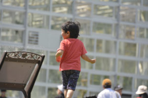 ［６］無邪気に遊ぶ子供の姿