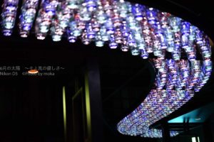 ［６］見上げた天井には、江戸切子で作られた天の川が・・