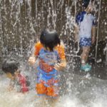 【舎人公園のジャブジャブ池で水遊び】ズブ濡れになって写真を撮ろう