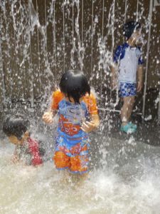 【舎人公園のジャブジャブ池で水遊び】ズブ濡れになって写真を撮ろう