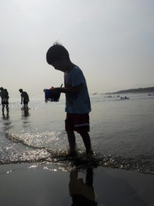 ［６］波打ち際と子供のシルエット