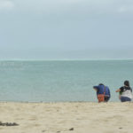 ［６］沖縄の海を見ながら語り合う二人