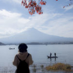 ［６］世界遺産富士山と真っ赤に色づいた紅葉