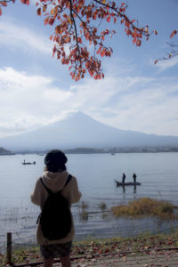 ［６］世界遺産富士山と真っ赤に色づいた紅葉