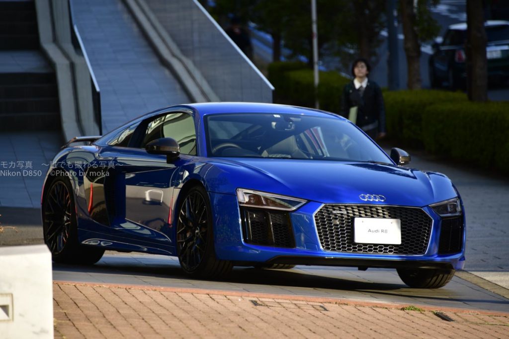 ［６］見ているだけでワクワクするような青いスポーツカー