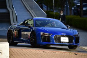 ［６］見ているだけでワクワクするような青いスポーツカー