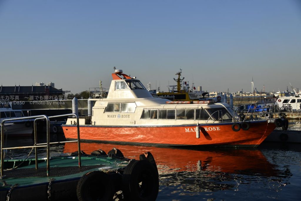 ［６］横浜の街並みと横浜の港。